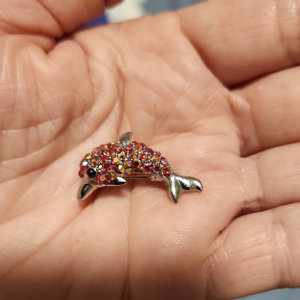 Beautifil Dolphin Brooch